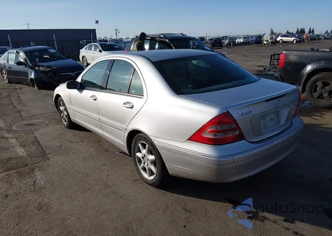2003 Mercedes-Benz C 240 z USA, uszkodzony, nr VIN WDBRF61J13E013894
